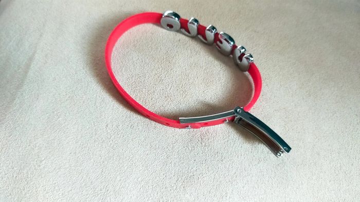 Bracelet "HELLO" en silicone rouge – fantaisie pop - photo numéro 5