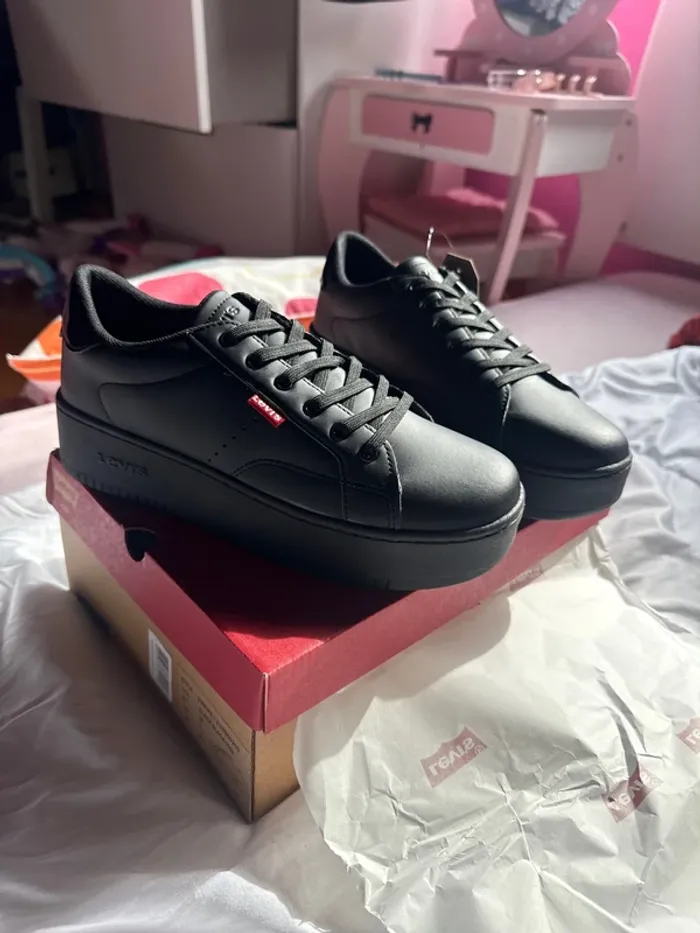 Superbes paire de baskets Levi’s neuves avec étiquette pointure 39 - photo numéro 5