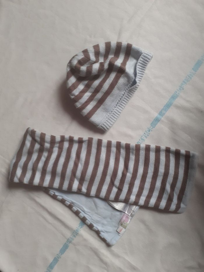 Ensemble bonnet et écharpe rayé marron et bleu ciel