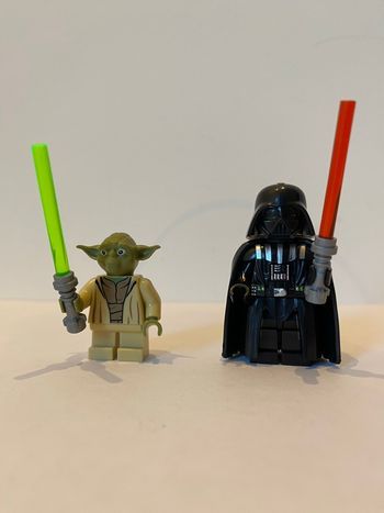 Figurine type lego seigneur Dark Vador contre Maître Yoda. Star Wars