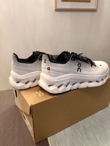 Baskets ON White-Black 39