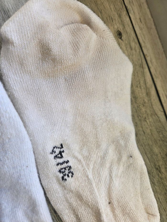 Chaussettes usagées - photo numéro 2