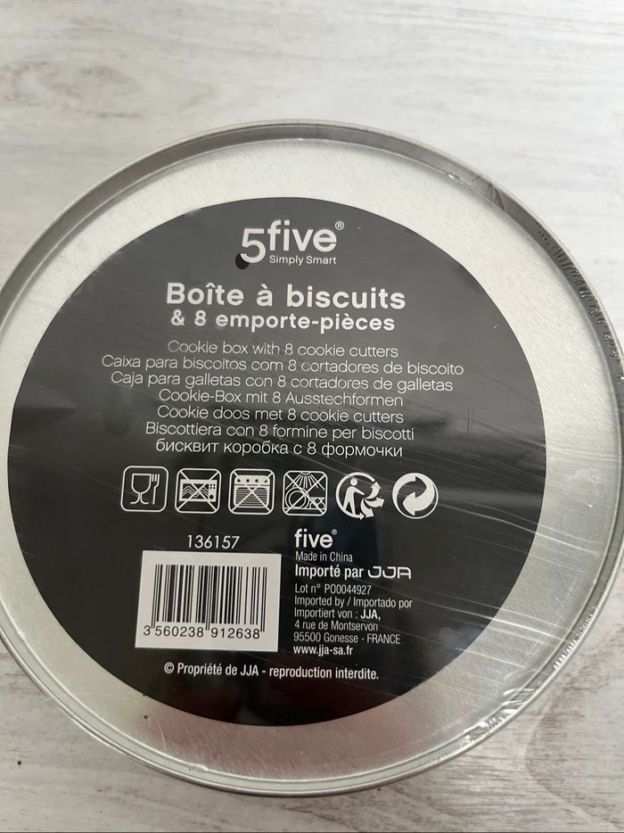 Boîte à biscuits et 8 emportes pièce - photo numéro 3
