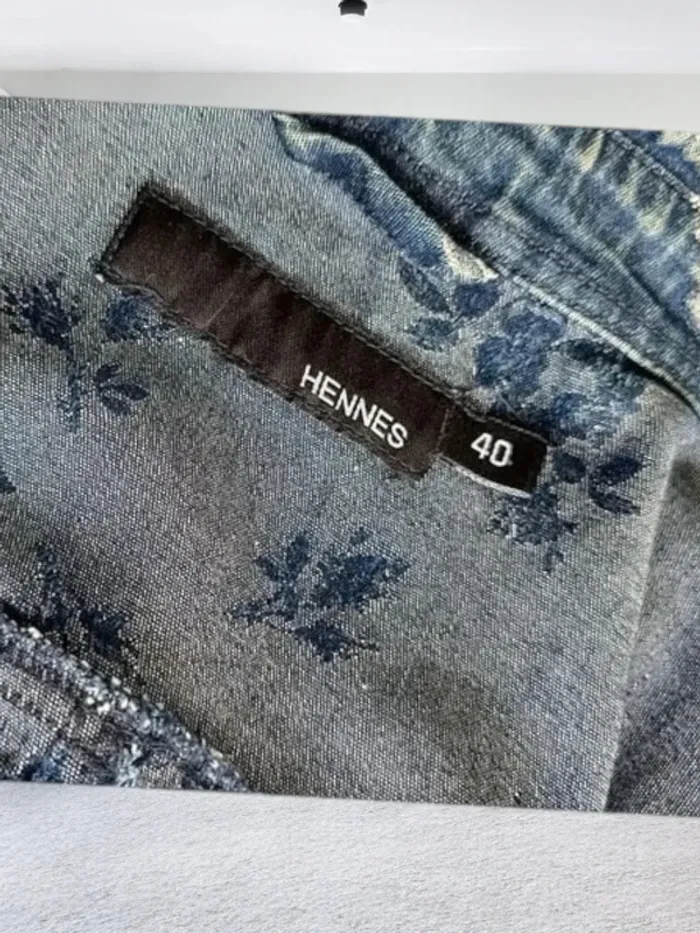 Veste en jean Hennes ,coupe droite , motifs blancs floraux, texture stretch - photo numéro 10