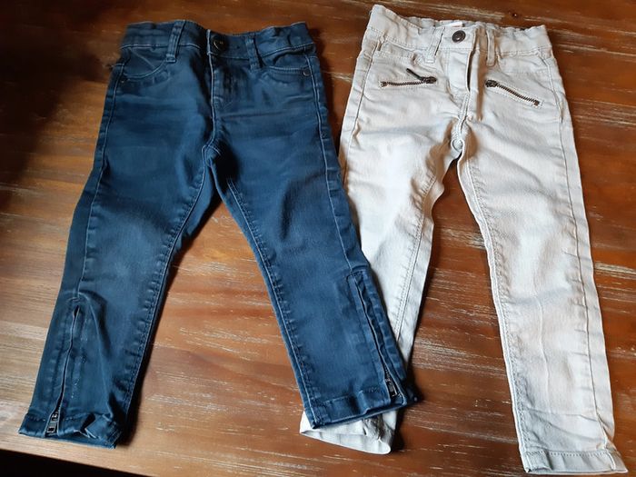 2 pantalons slim 2 ans crème et bleu marine fermeture effet use