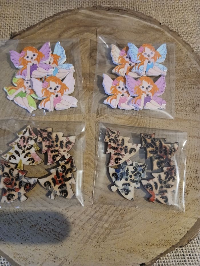 Lot de 4 sachets de boutons en bois sapins de Noël et fées