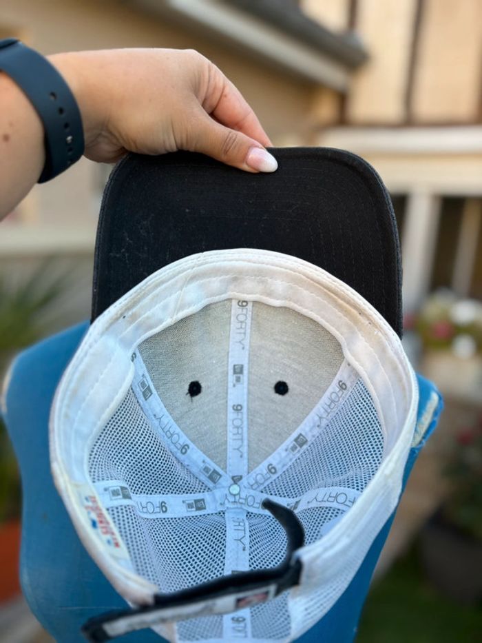 Casquette New Era - gris/blanc - ajustable - en bon état - photo numéro 4