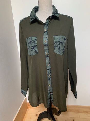 Chemise kaki avec imprimé militaire