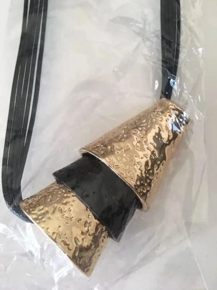 Collier bi couleur original neuf