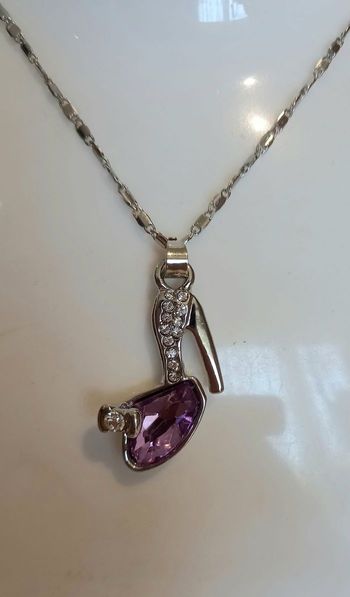 Collier pendentif escarpins  argenté parme.