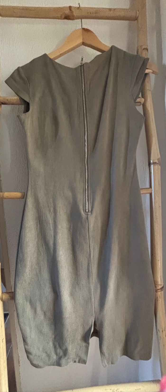 Robe moulante vert kaki - photo numéro 2