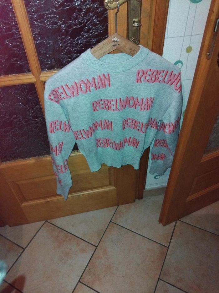 Pull inscription "rebelwoman"
