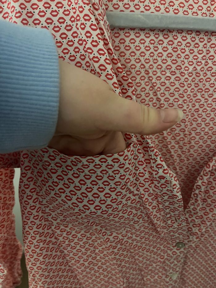 blouse motif lèvre - photo numéro 3