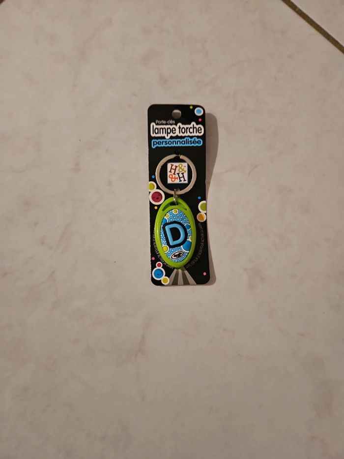 Porte clef lampe torche lettre D Neuf U40