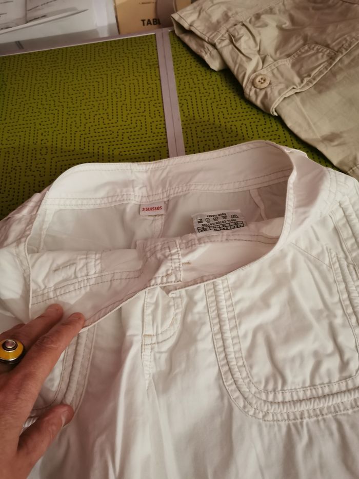 Pantalon avec 4 poches, bouton et fermeture, galon en bas jambes - photo numéro 3