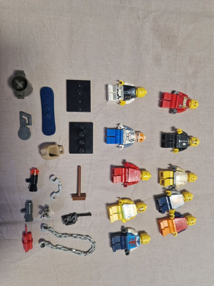 Lot figurines lego + accessoires (3)