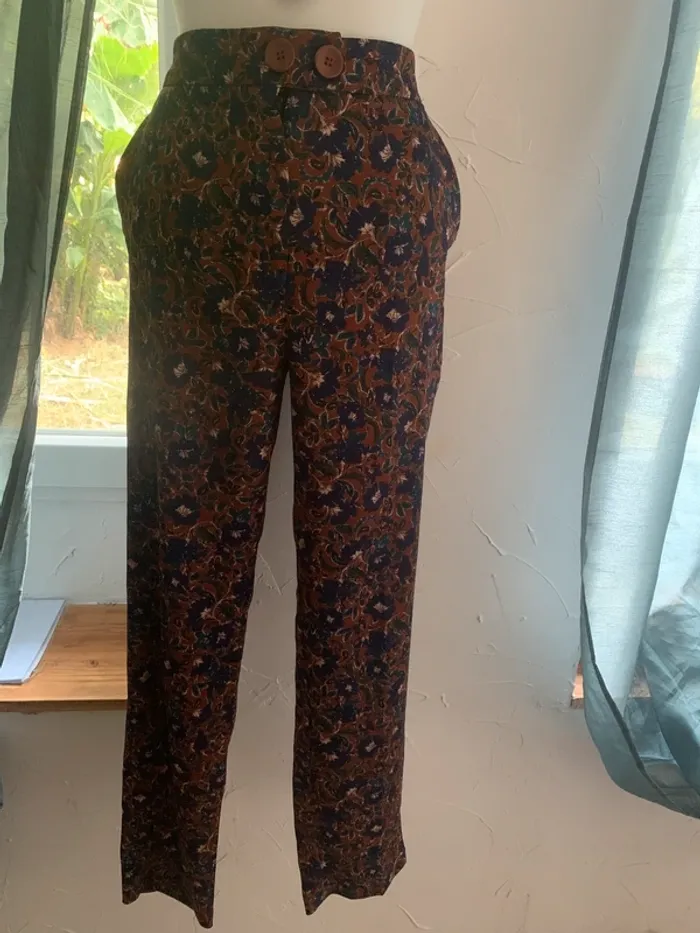 Pantalon motifs fleurs camaïeu taille 40