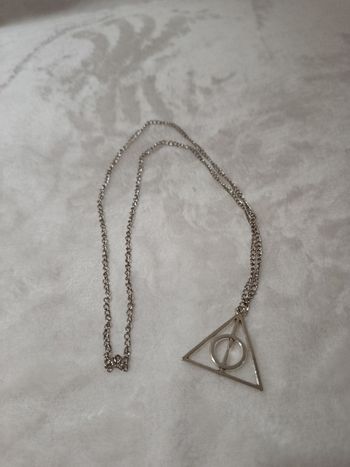 A saisir, beau collier " Harry Potter , les reliques de la mort " ( bien lire svp )