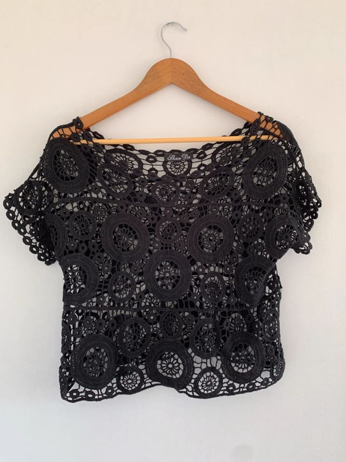 Haut noir à broderie