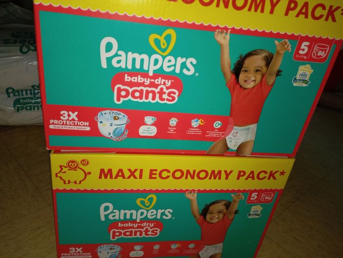 Deux cartons de couches Pampers pants   baby dry taille 5