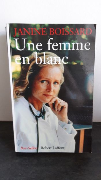 Une femme en blanc