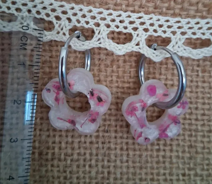 1 paire de boucles d'oreilles anneaux petites pampilles fleurs séchées - photo numéro 4