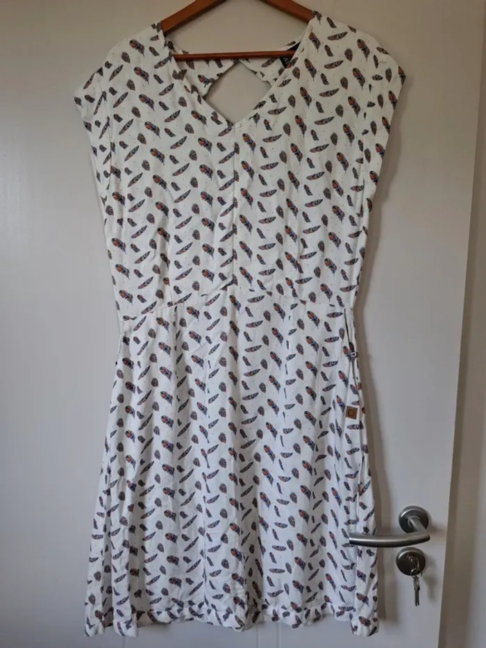 Robe fluide motif plumes neuves valeur 50 euros