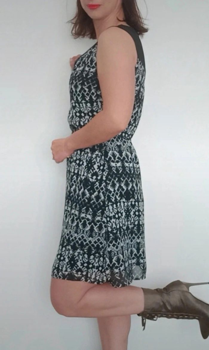 Robe décolleté zippé noire et blanche taille 36 - photo numéro 7