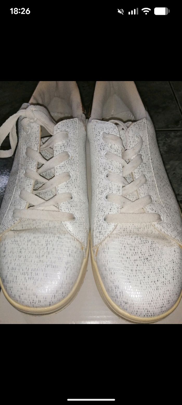 Baskets femme blanches mouchetées et décor doré. Taille 41 - photo numéro 2