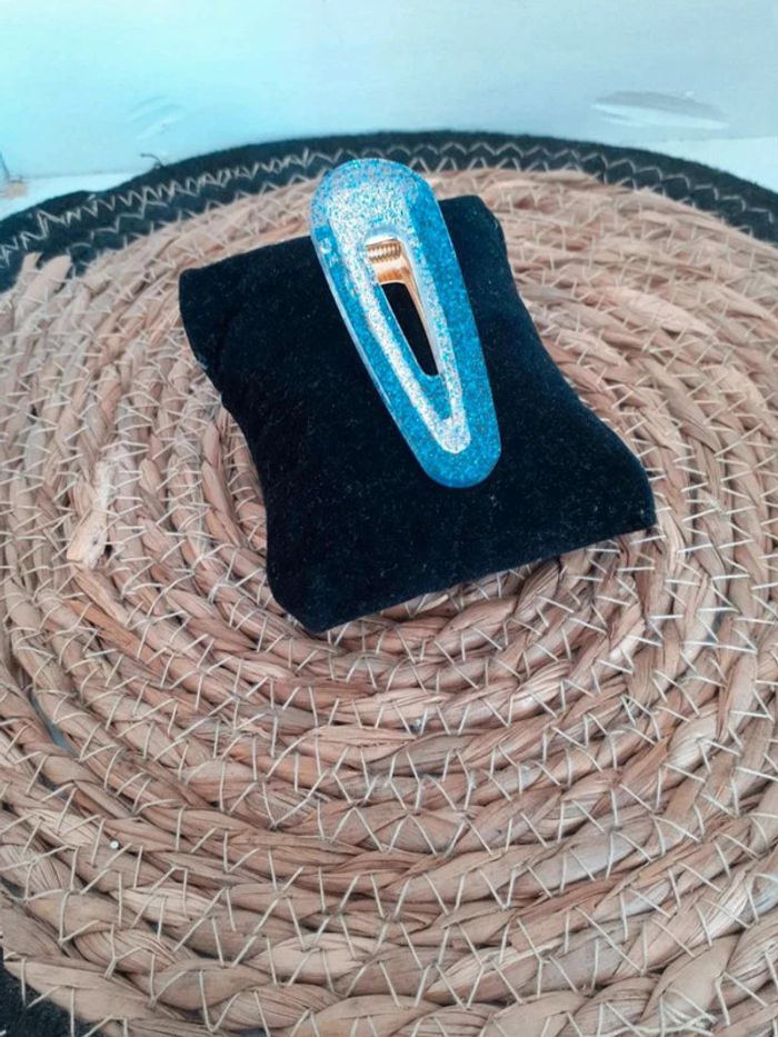 Barrette cheveux bleu transparent pailletée n°16