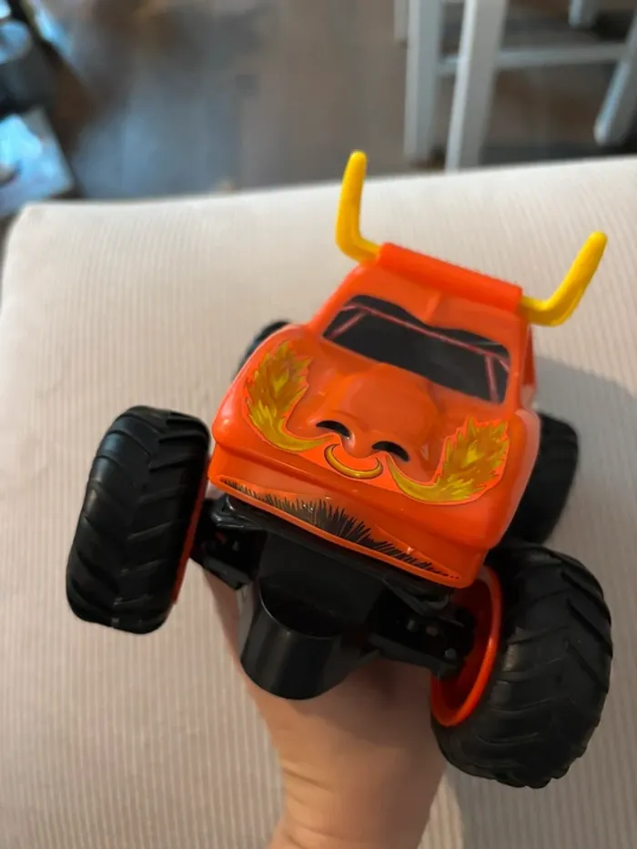 Voiture camion Monster truck bon état - photo numéro 4