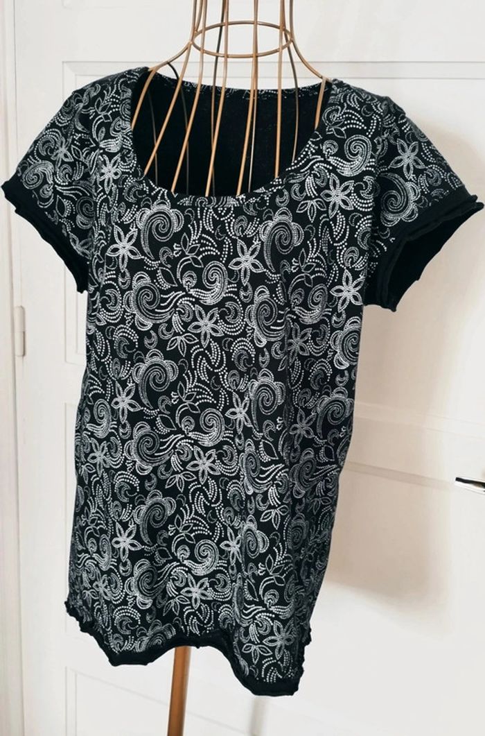 🖤 Top Noir à Motifs Blancs – Taille 46/48 – Chic & Confort au Quotidien