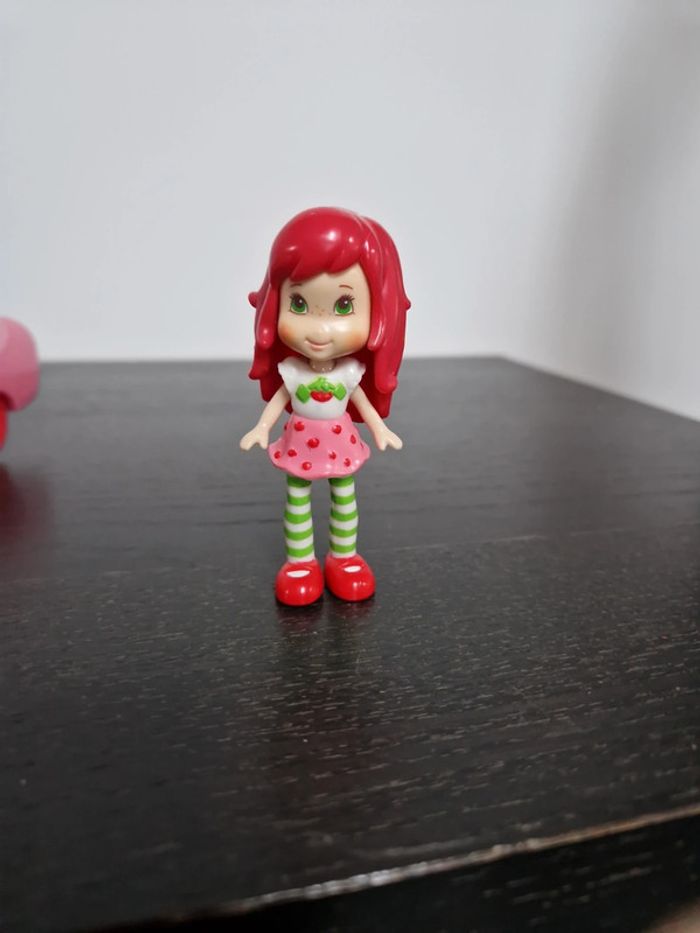 Charlotte aux fraises et sa voiture - photo numéro 2