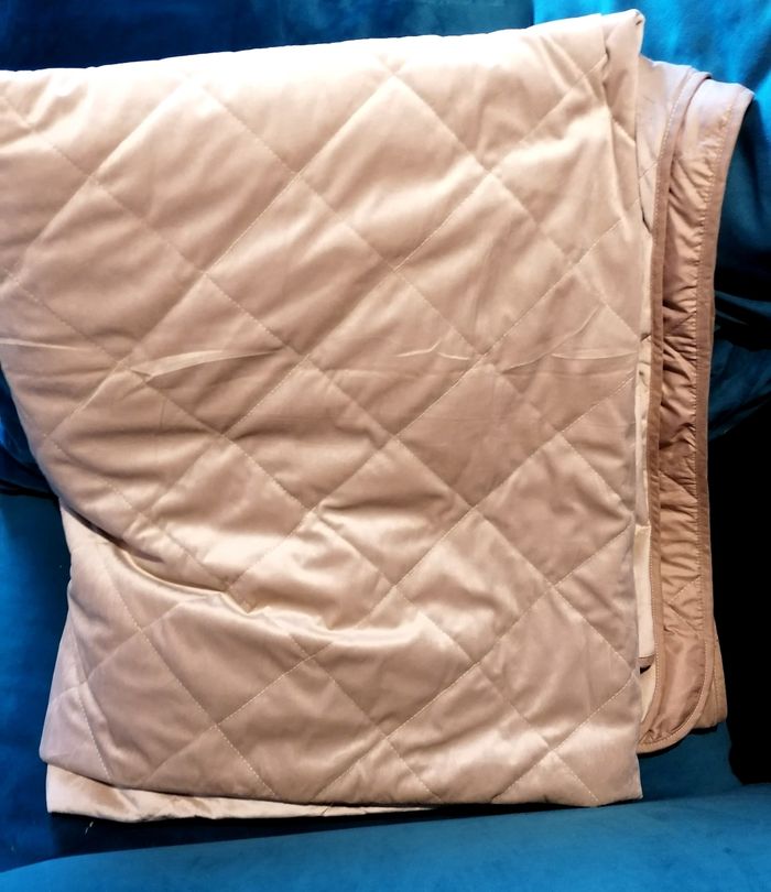 Grand couvre lit 2.60 x 2.50 velours beige doublé avec passepoil. Ikea. - photo numéro 1
