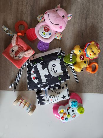 Lot jouets bébé