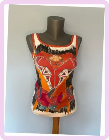 🌺 Débardeur Save The Queen Taille M – Imprimé Rouge & Orange avec Détails Tissu