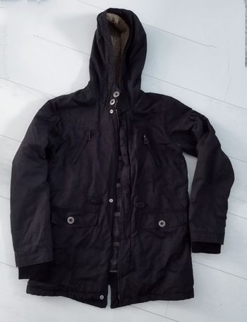 Blouson noir à capuche