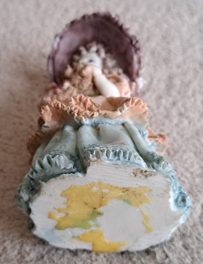 🗿 Statuette en platre - fille avec ourson - photo numéro 3