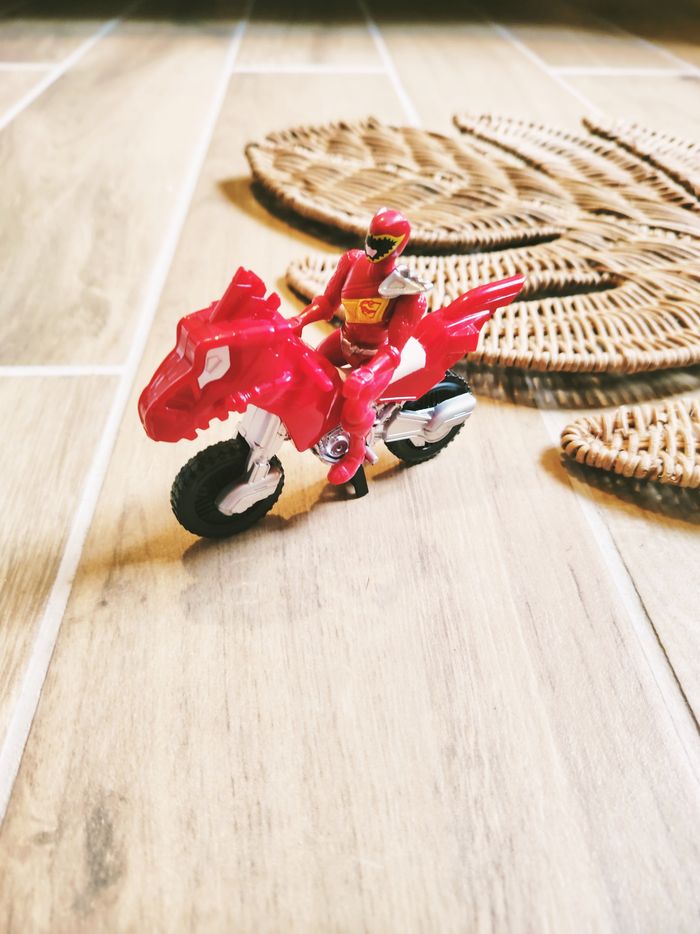 🛵 Power rangers dino charge figurine ranger rouge avec sa moto marque bandai