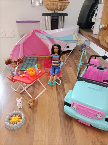 Barbie weekend camping + voiture + 2 barbies et nombreux accessoires 🏕️