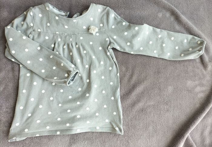 T-shirt gris clair avec pois blancs