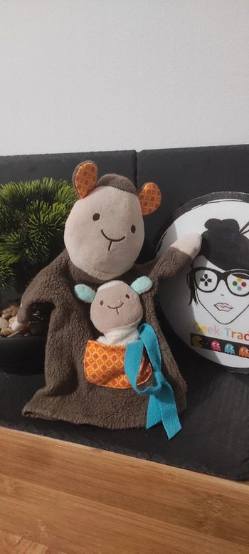 doudou marionnette mouton nature et Découvertes agneau marron poche fleur orange vert bleu