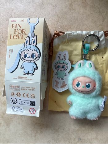 Labubu pin for love « I »