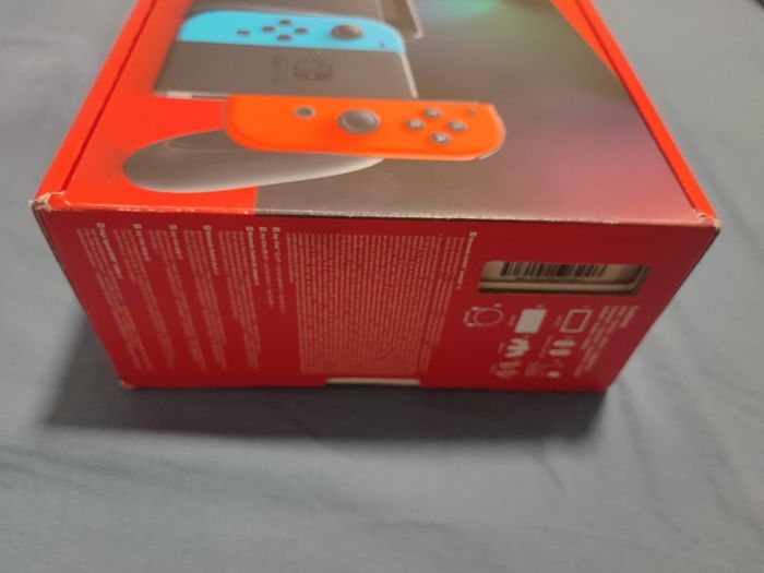 Console Nintendo Switch avec Joy-Con Bleu et Rouge Neon + 1 Jeu et accessoires - photo numéro 4