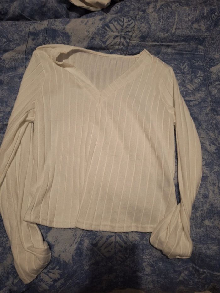 Pull blanc avec col v