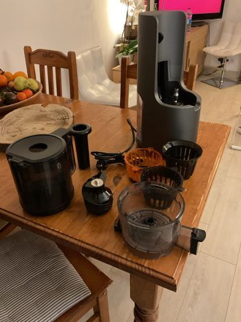 À vendre  extracteur de jus hurom  200  très peu servie comme neuf