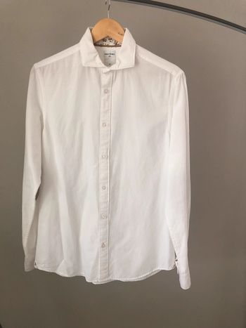 Chemise blanche avec écussons aux coudes. Devred