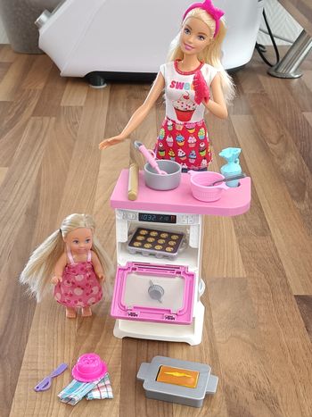Barbie cuisinière avec sa fille et ses ustensiles de cuisine