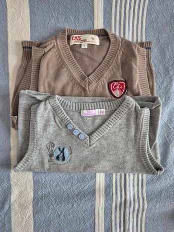 Lot de 2 pulls sans manches 24 mois