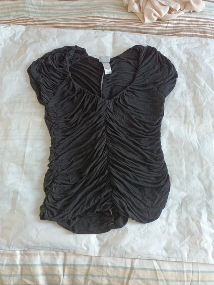 Haut noir trappée h et m